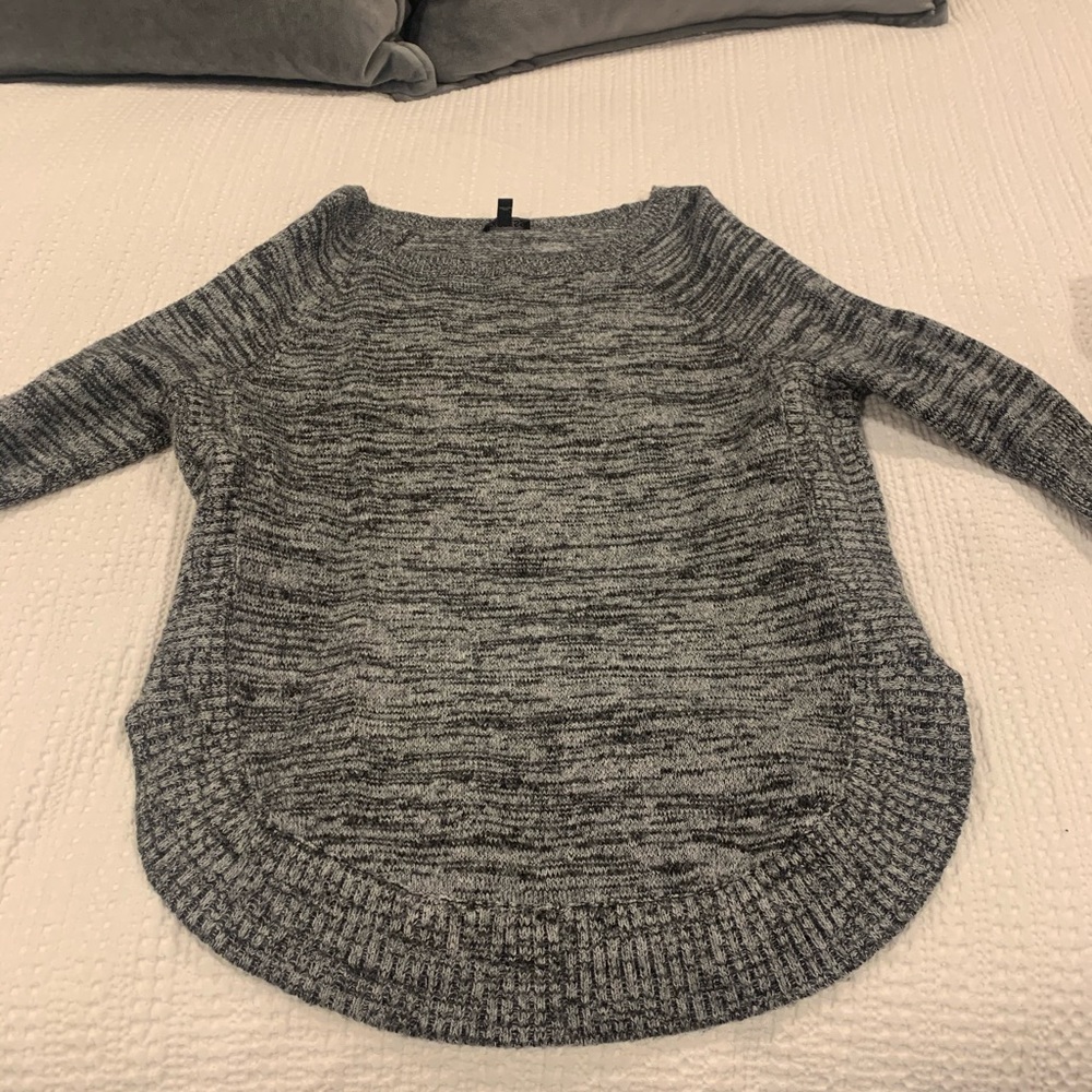 Crewneck sweater with rounded bottom
